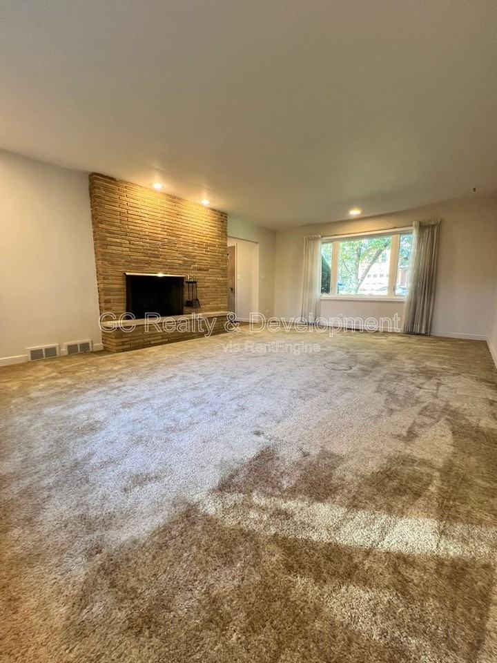 1409 W 53rd Pl - Photo 4 of 20