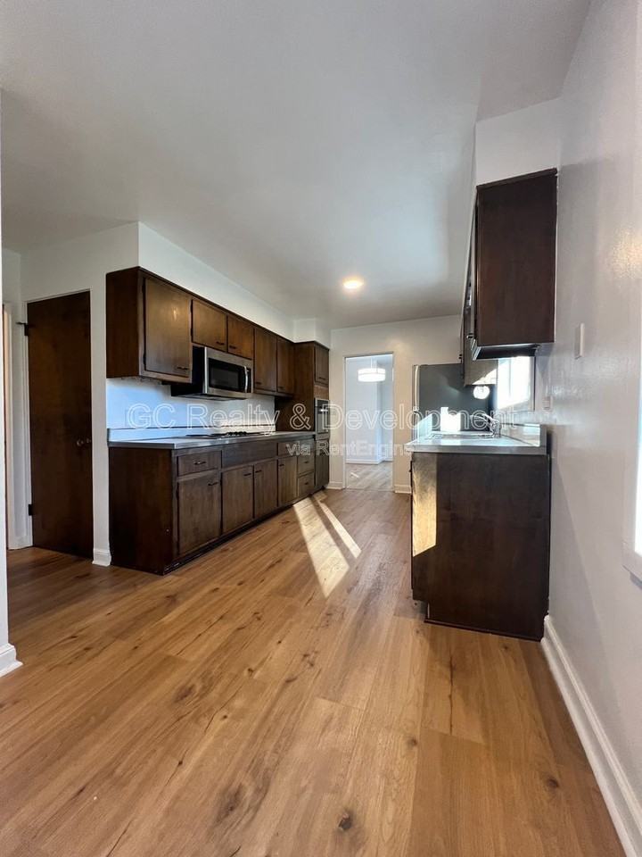 1409 W 53rd Pl - Photo 6 of 20