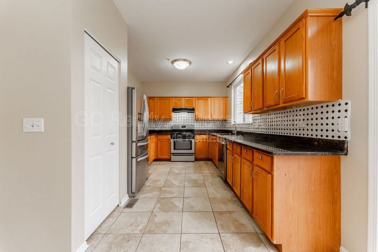 2720 N Greenwood Ave - Photo 4 of 22