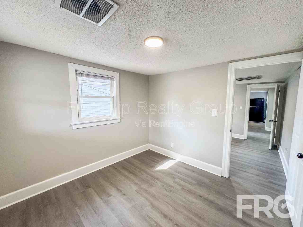 600 Howell St #A - Photo 3 of 35