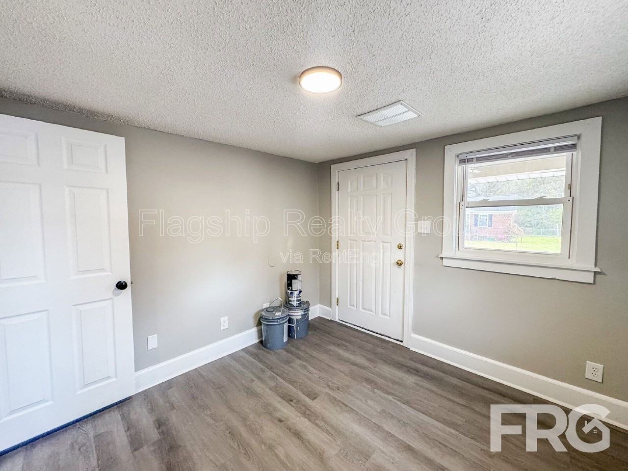 600 Howell St #A - Photo 5 of 35