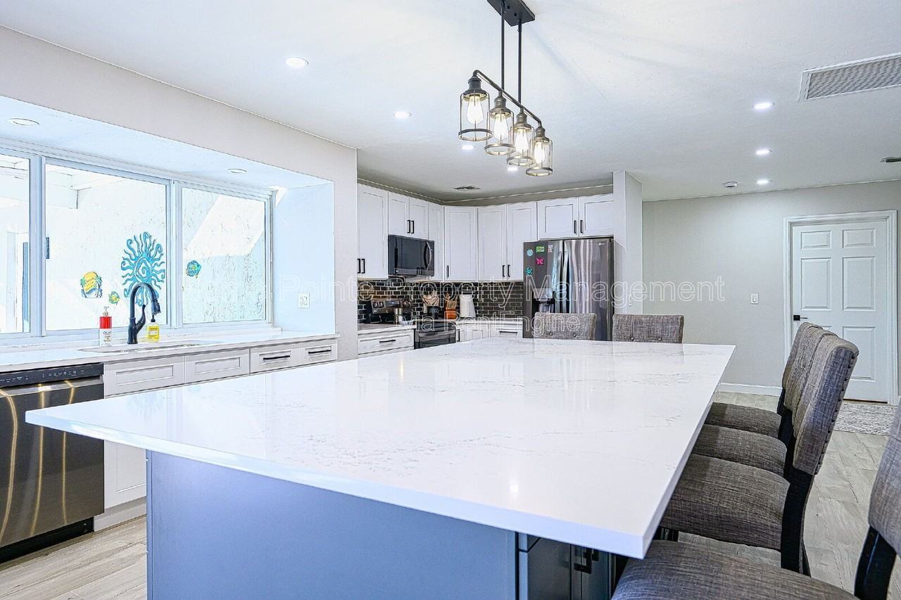 4715 Swordfish St - Photo 7 of 33