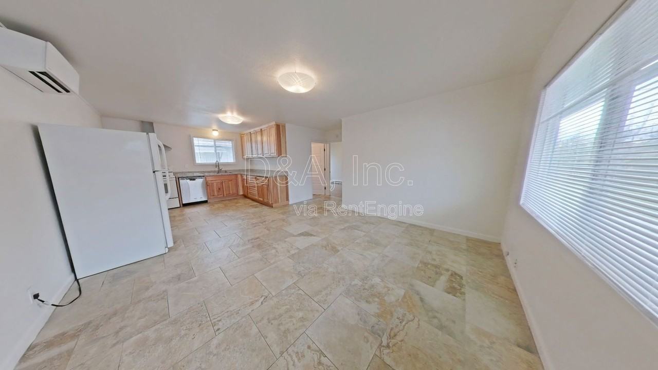 928 Nw Sequoia Ave - Photo 2 of 7