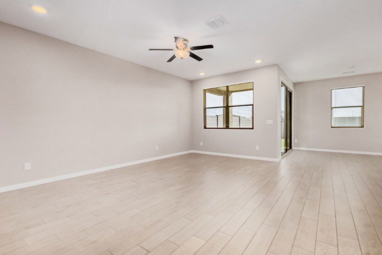 19981 W Badgett Ln - Photo 7 of 29