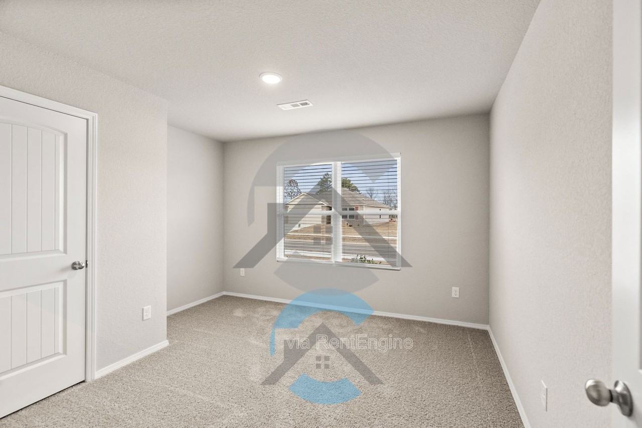 1295 Cowbell St - Photo 6 of 11