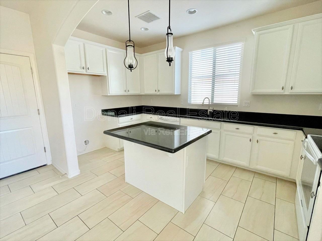 17747 W Banff Ln - Photo 4 of 14