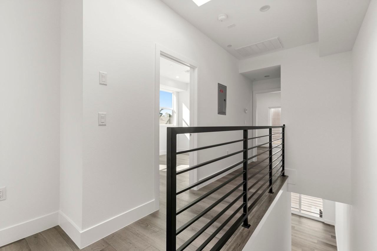 Huge 4 Bedroom, Townhome! Move In Ready - Photo 5 of 9