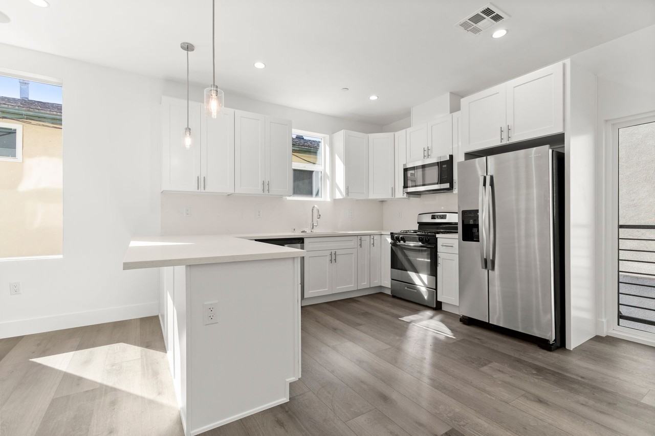 Huge 4 Bedroom, Townhome! Move In Ready - Photo 6 of 9