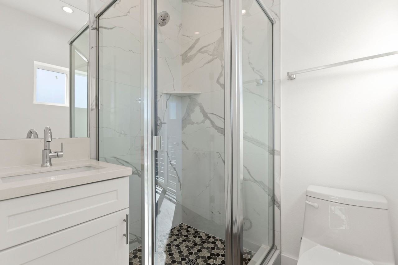 Huge 4 Bedroom, Townhome! Move In Ready - Photo 7 of 9