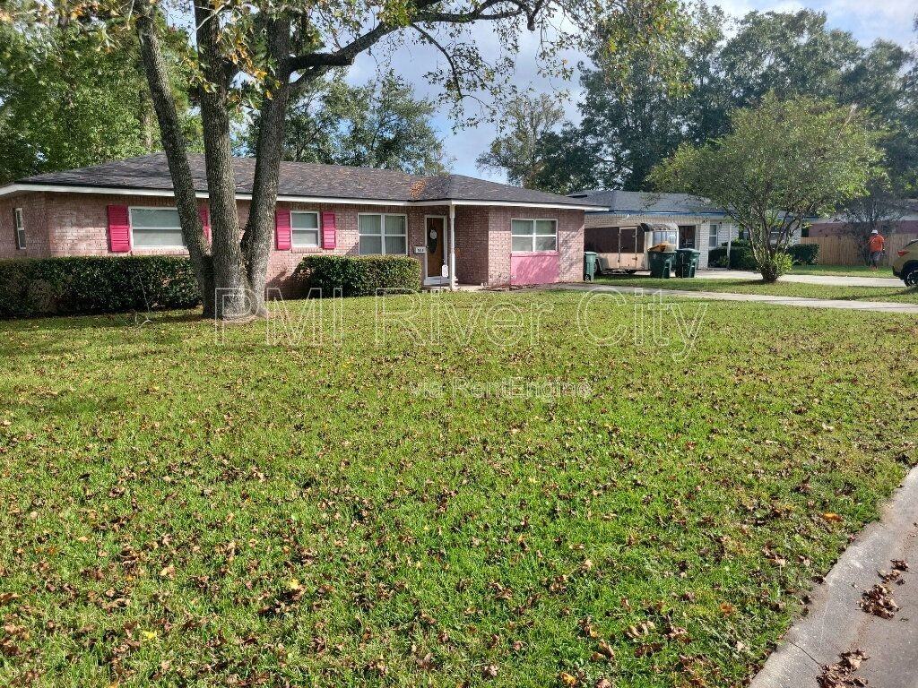 7819 Lisa Dr E - Photo 3 of 17