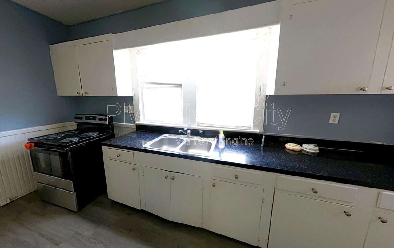 453 Arlington Rd N - Photo 3 of 12