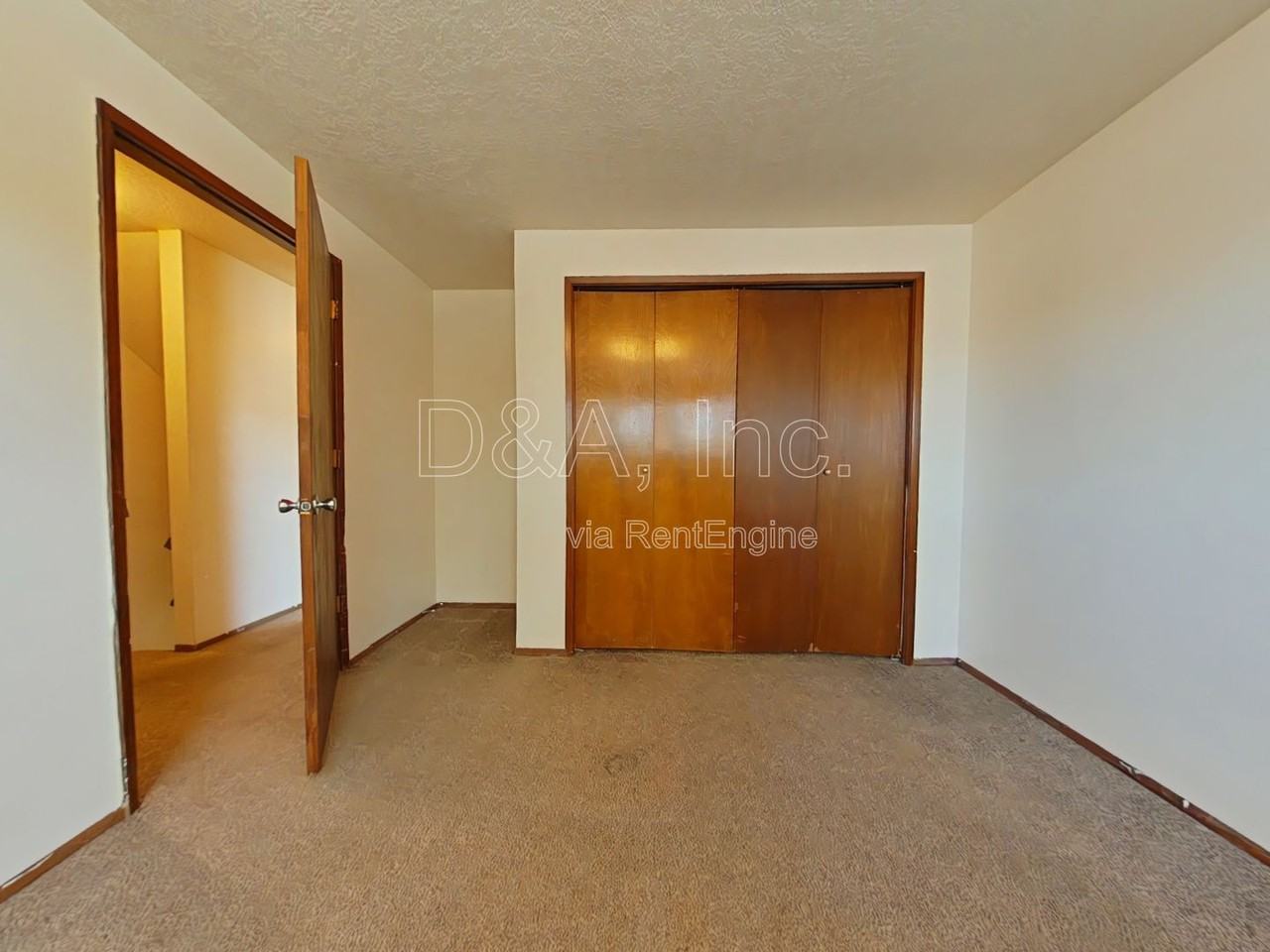 2525 Nw Grant Ave - Photo 5 of 11