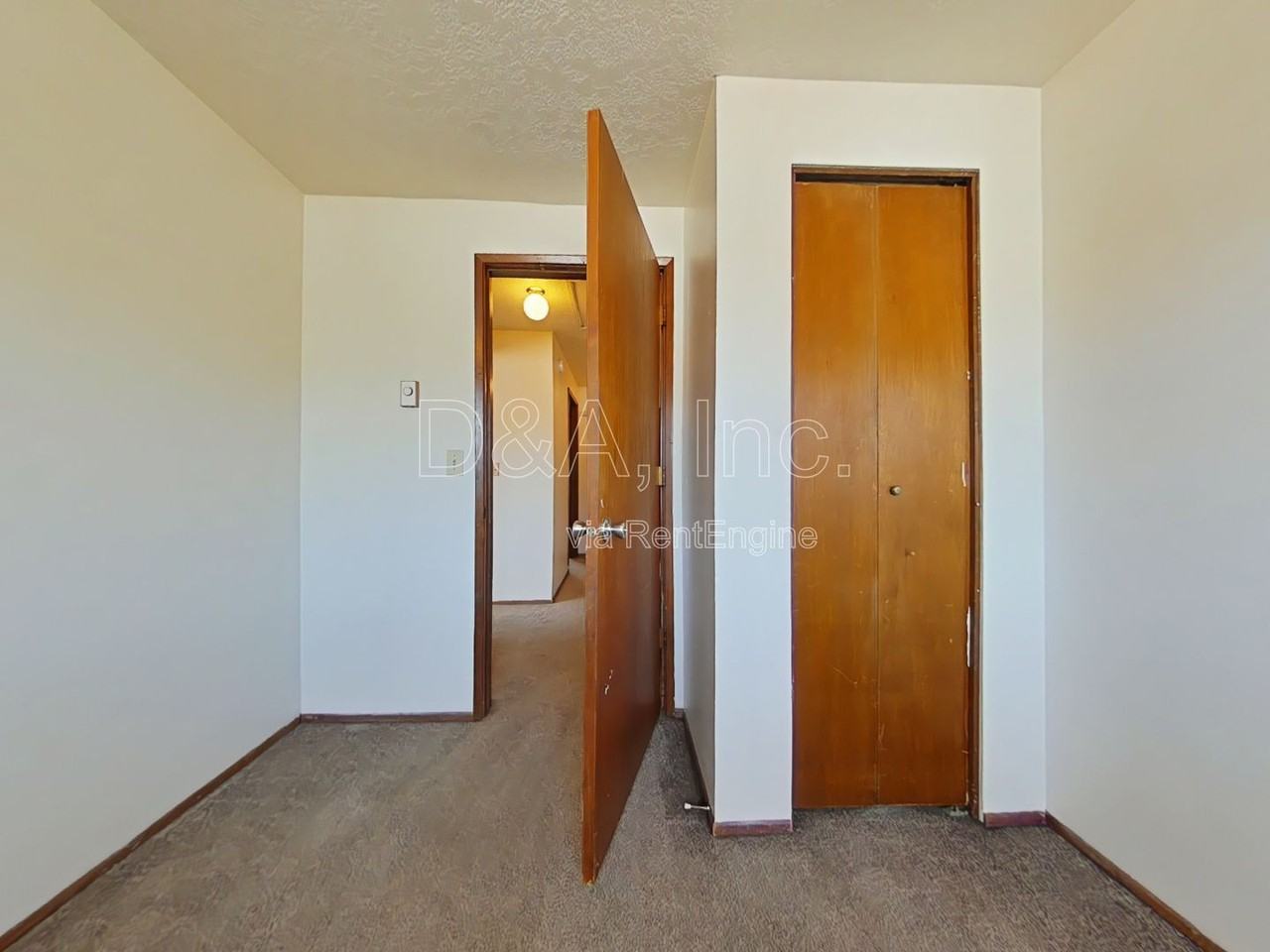 2525 Nw Grant Ave - Photo 7 of 11