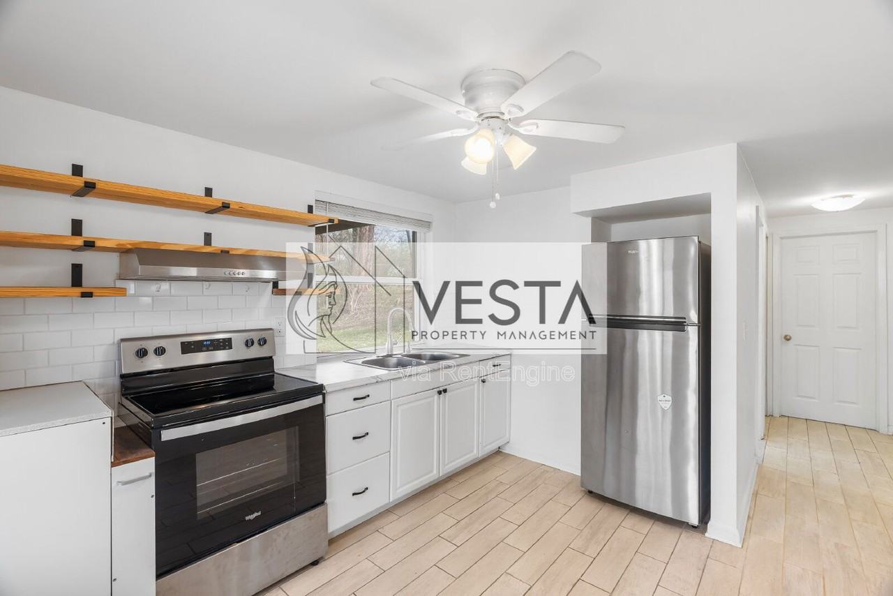 131 Moody Ave - Photo 2 of 21