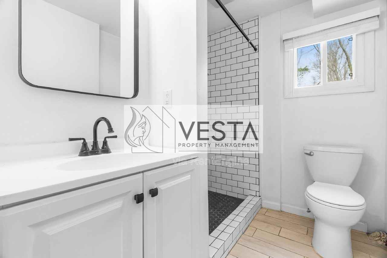 131 Moody Ave - Photo 3 of 21