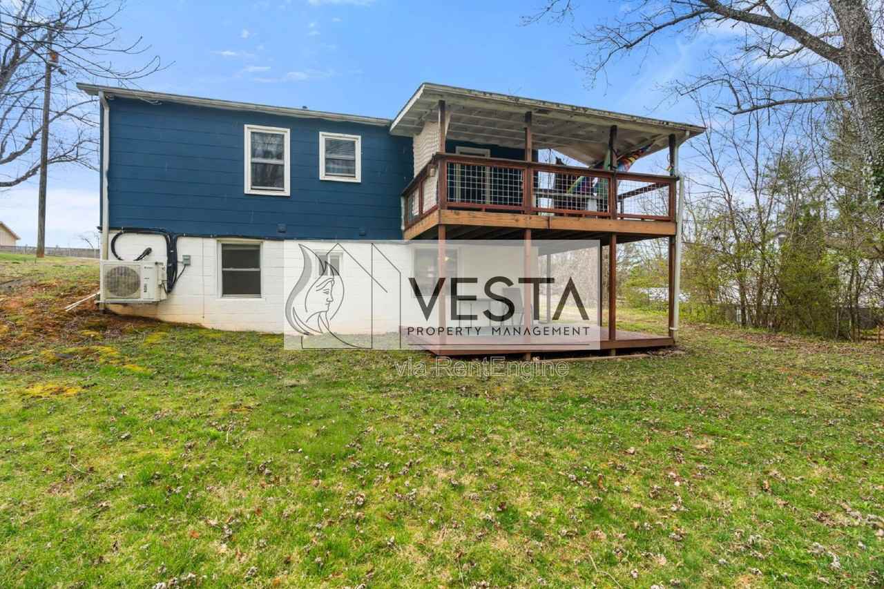 131 Moody Ave - Photo 4 of 21