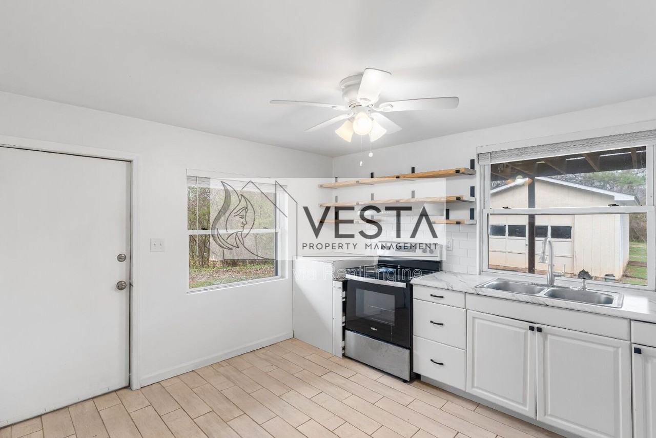 131 Moody Ave - Photo 6 of 21