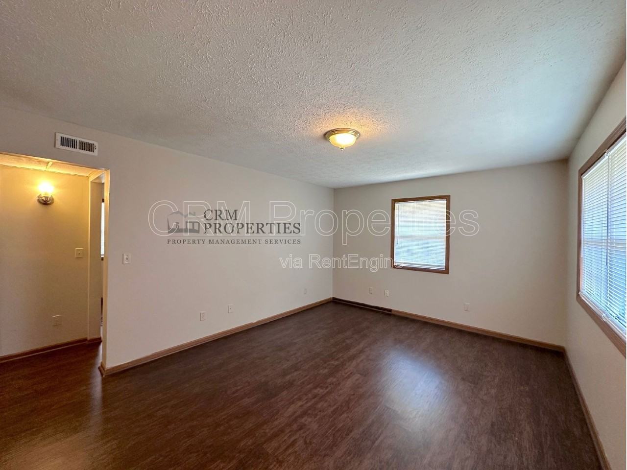 1326 S Waugh St - Photo 4 of 22