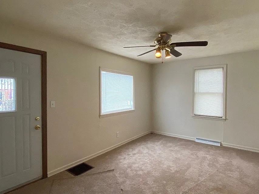 313 W South St - Photo 2 of 8