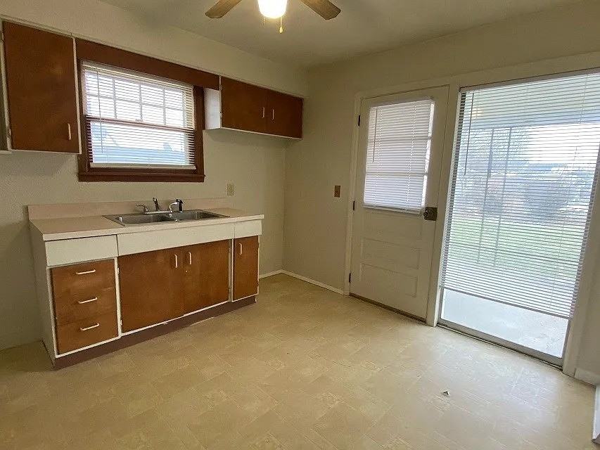 313 W South St - Photo 5 of 8