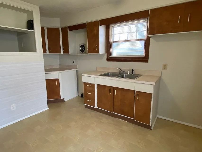 313 W South St - Photo 6 of 8