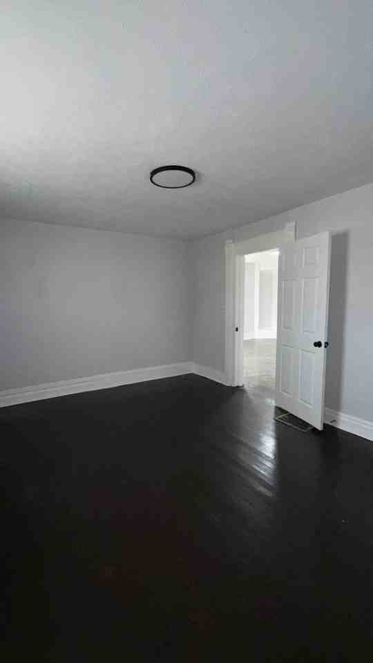 305 N Pershing Dr - Photo 2 of 10