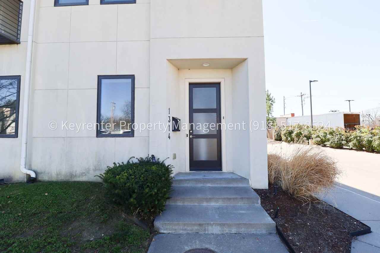 1314 E 35th Pl - Photo 3 of 44