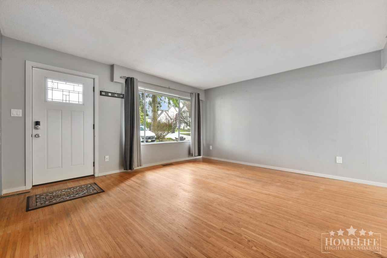 1746 156 St - Photo 2 of 15