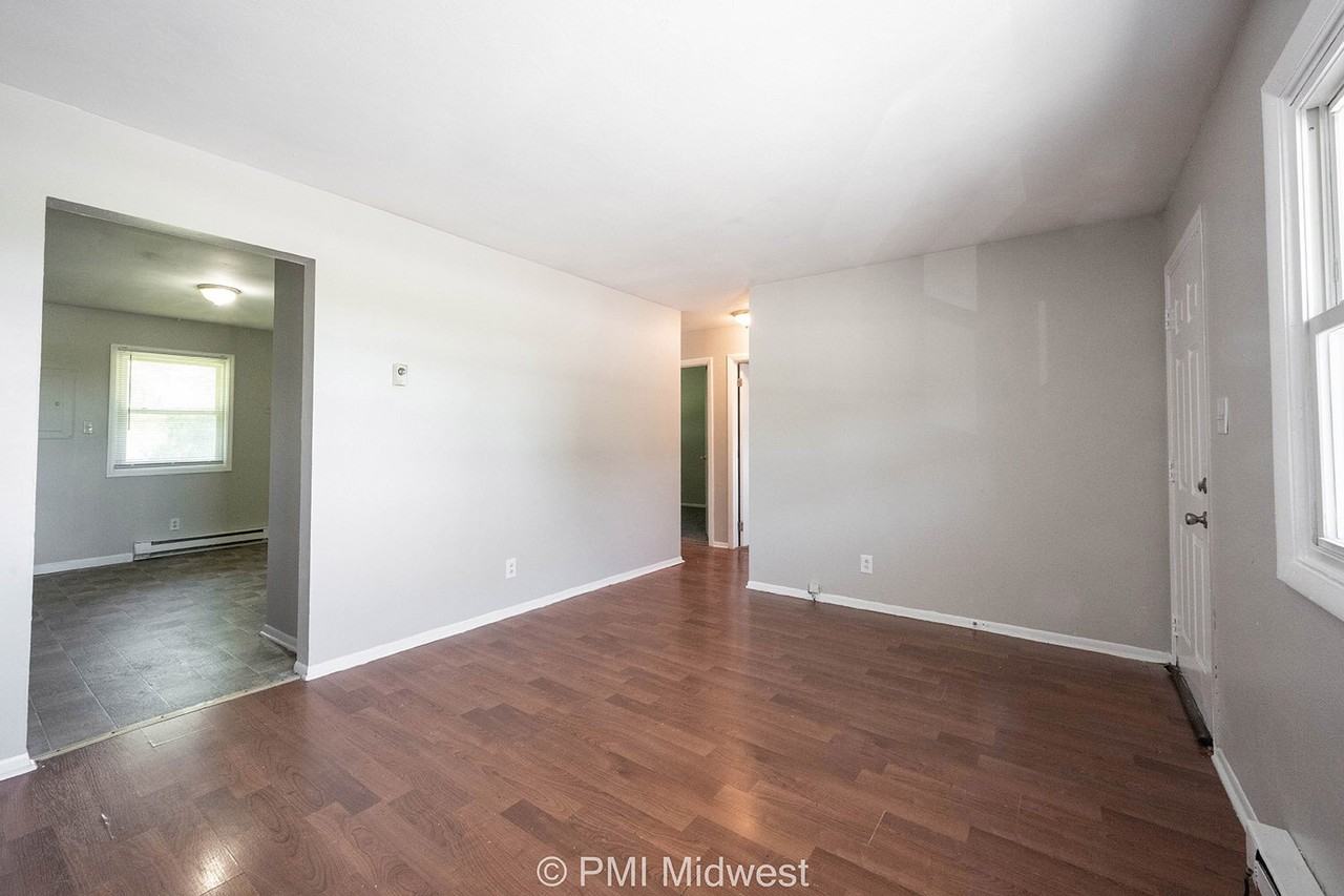 4881 S 300 W Apt 6 - Photo 2 of 19