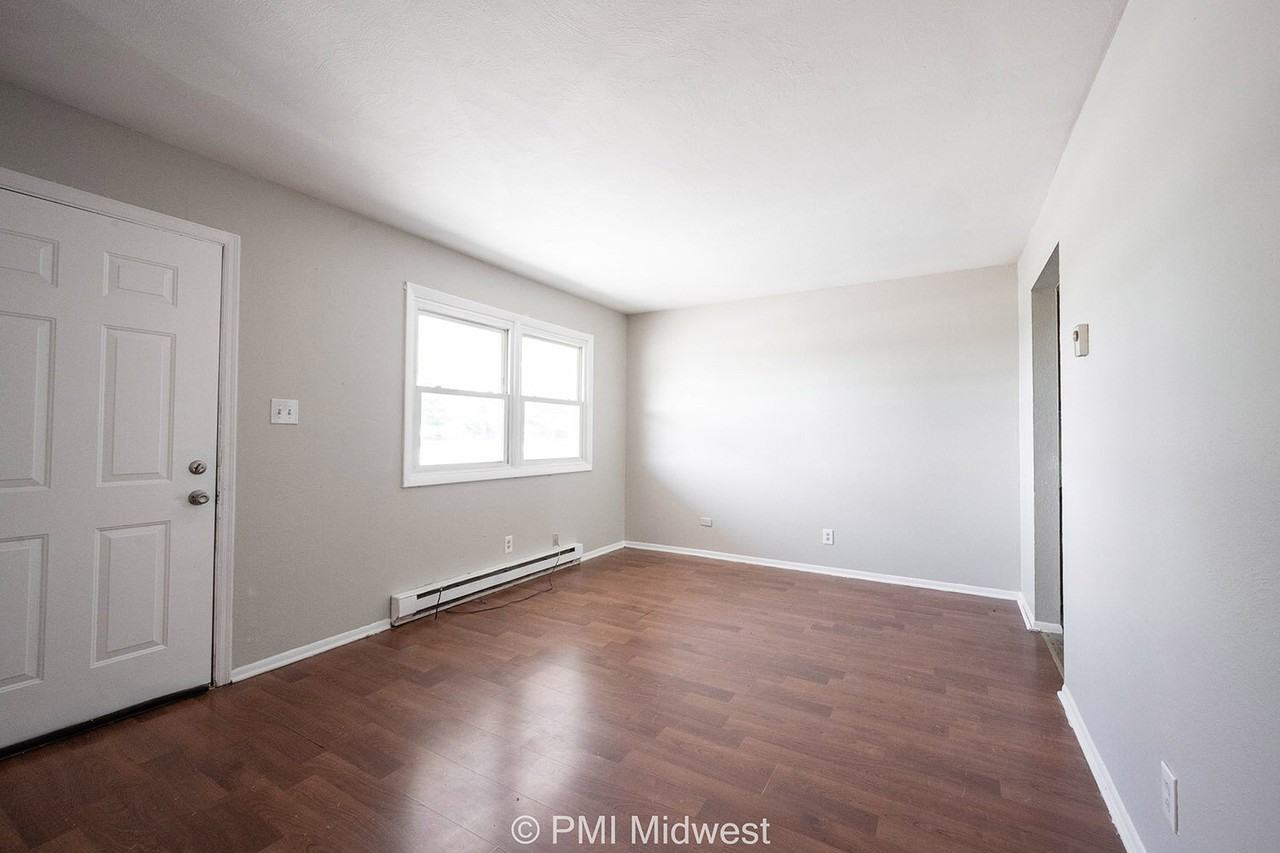 4881 S 300 W Apt 6 - Photo 3 of 19