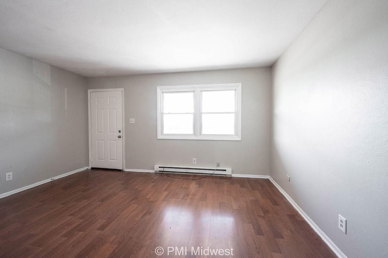 4881 S 300 W Apt 6 - Photo 4 of 19