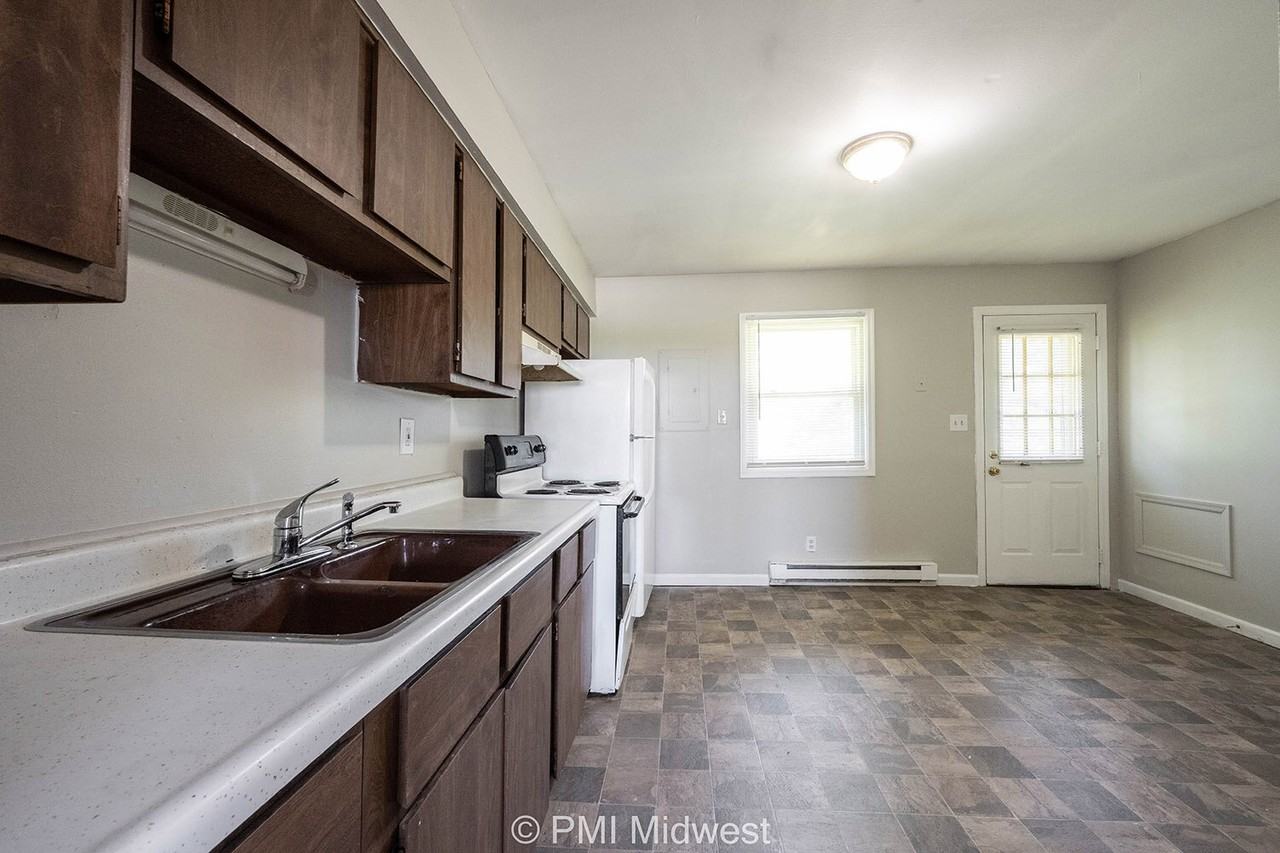 4881 S 300 W Apt 6 - Photo 6 of 19