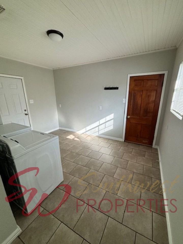 1110 N Neblett St - Photo 3 of 11