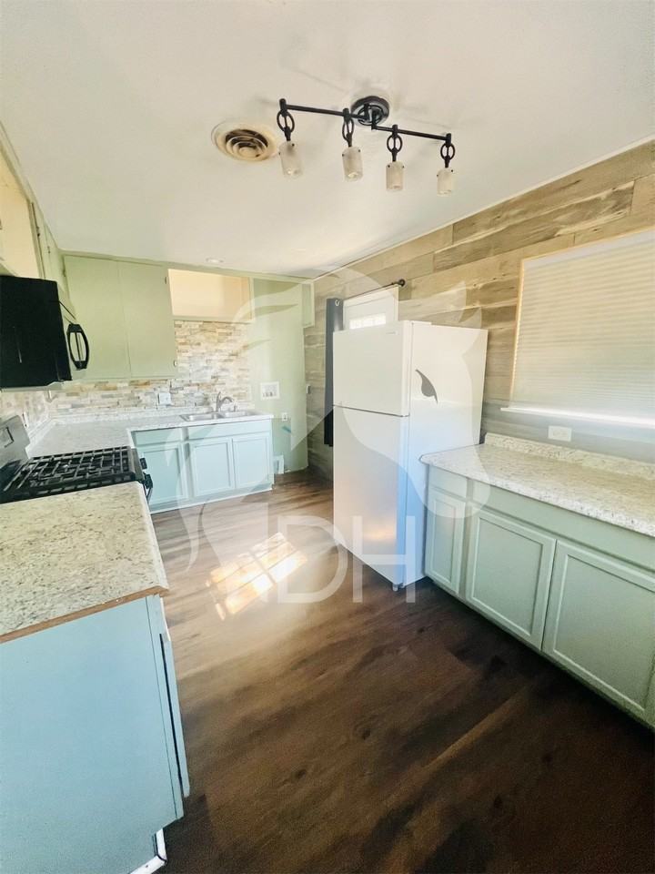 1025 N Davis St - Photo 2 of 10