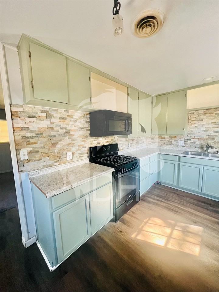 1025 N Davis St - Photo 3 of 10