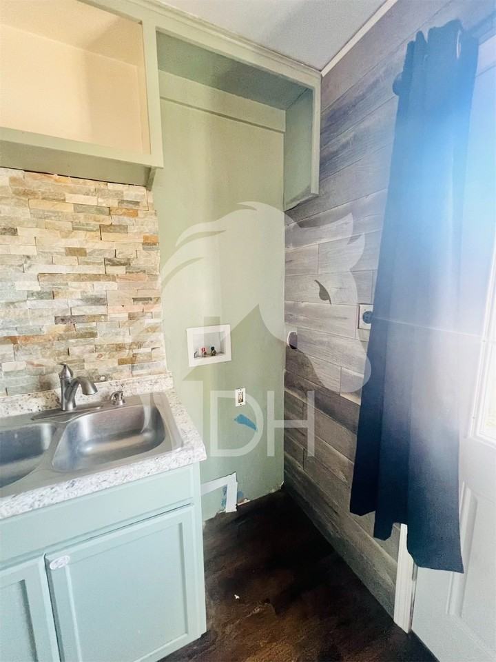 1025 N Davis St - Photo 4 of 10