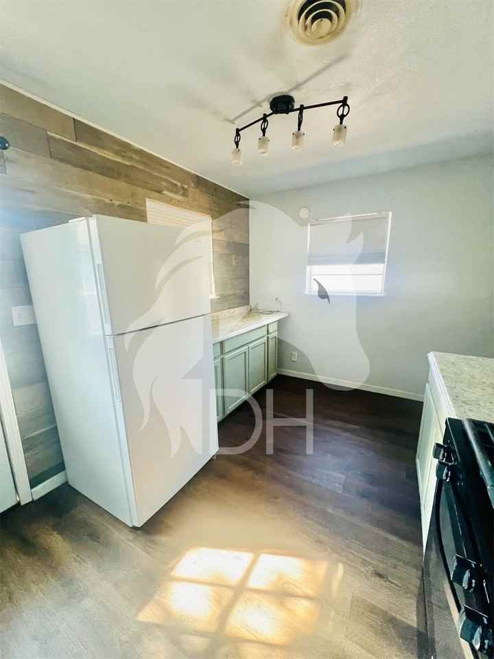 1025 N Davis St - Photo 5 of 10