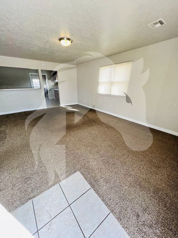 2214 Santa Fe St - Photo 4 of 8