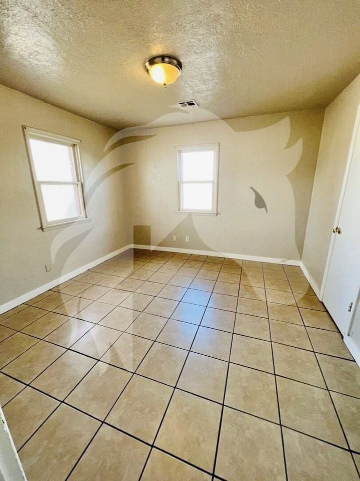2214 Santa Fe St - Photo 5 of 8