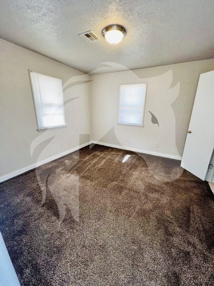 2214 Santa Fe St - Photo 6 of 8