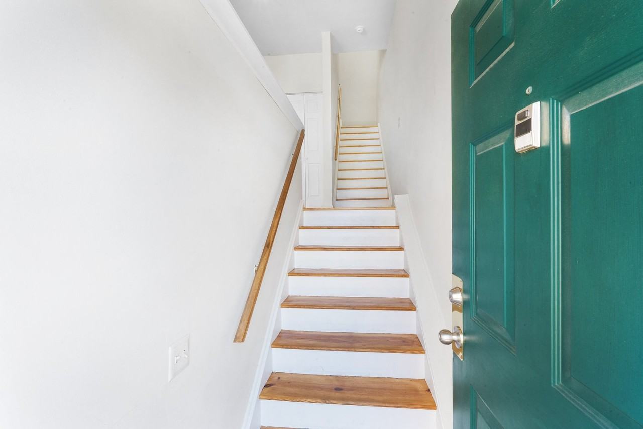 92 E Blackwell St Apt C - Photo 2 of 19