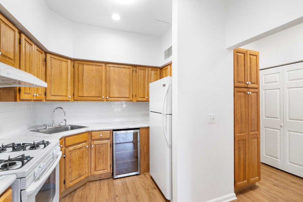 92 E Blackwell St Apt C - Photo 7 of 19