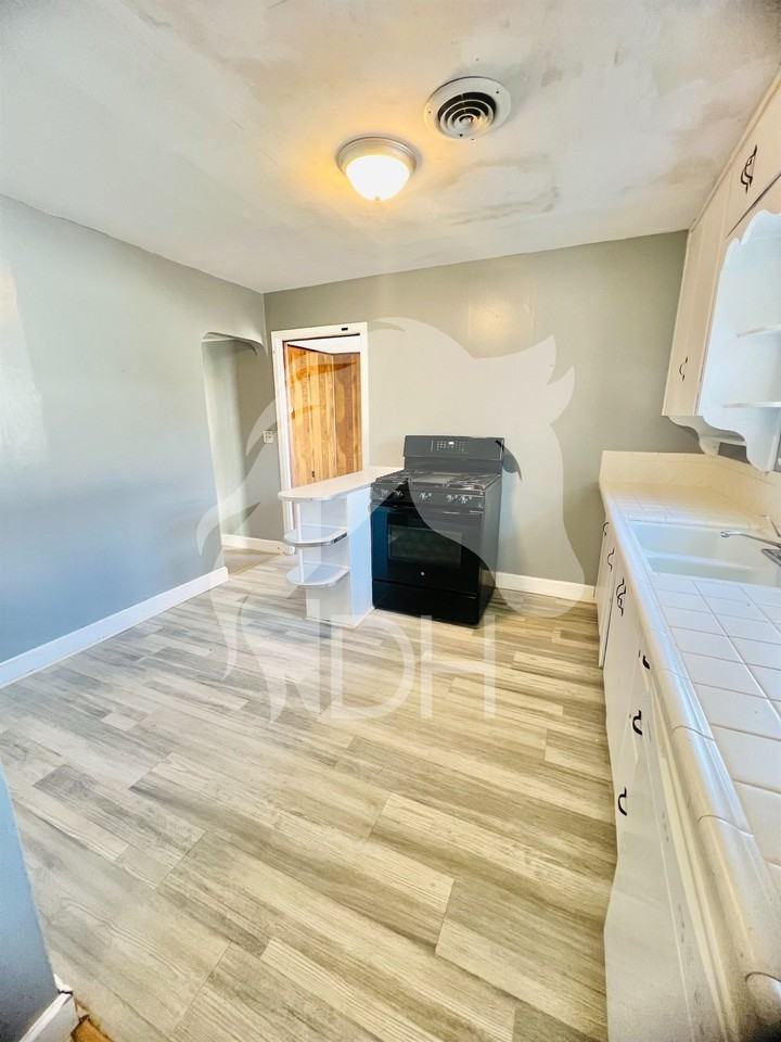 2302 E Elm Ave - Photo 4 of 11