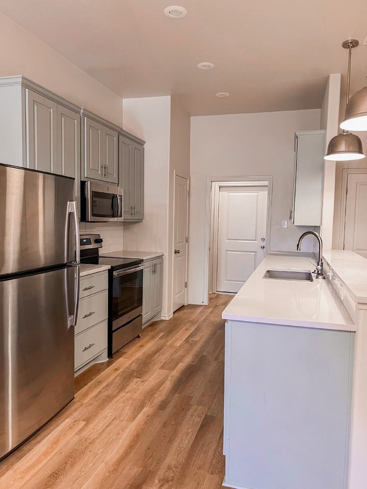 11913 Evanston Ave - Photo 4 of 14