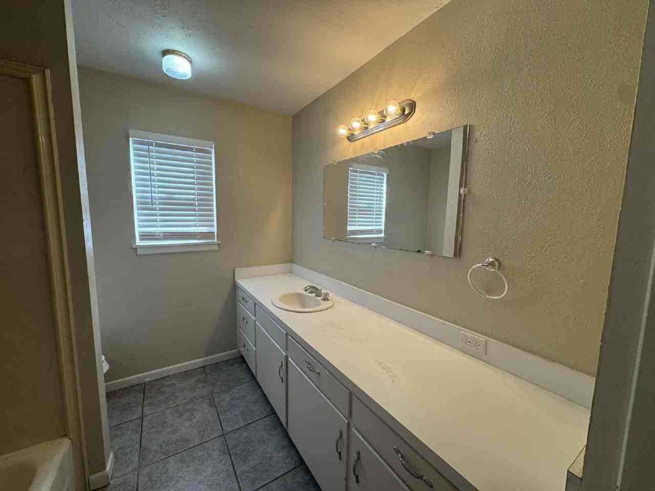 4702 31st St - Photo 6 of 11