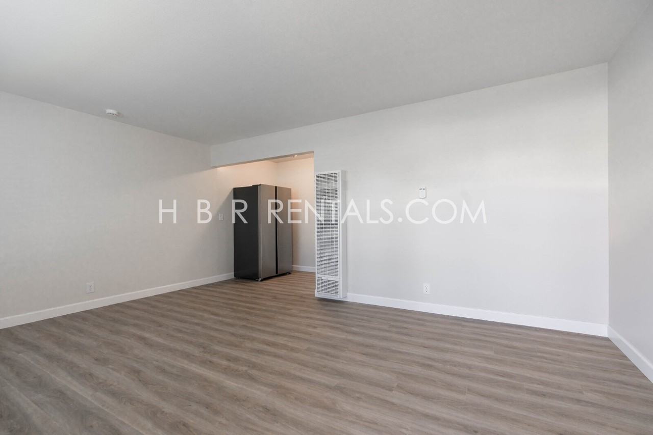 306 Jason St - Photo 4 of 18