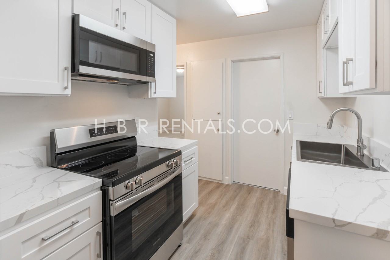 306 Jason St - Photo 7 of 18