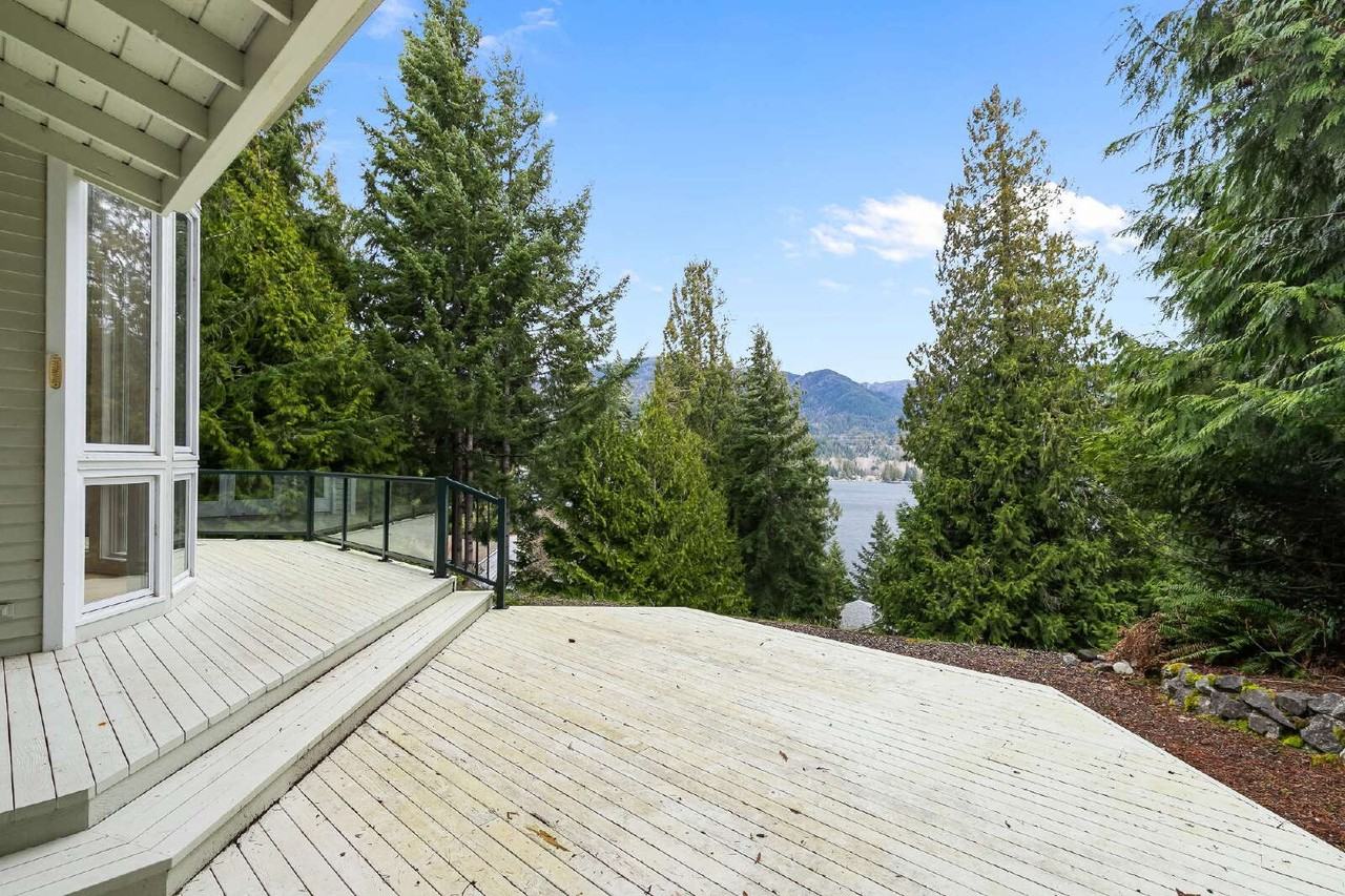 34 N Point Dr - Photo 3 of 50