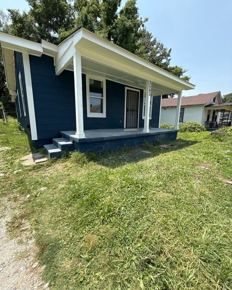 2543 Pershing Ave - Photo 3 of 9