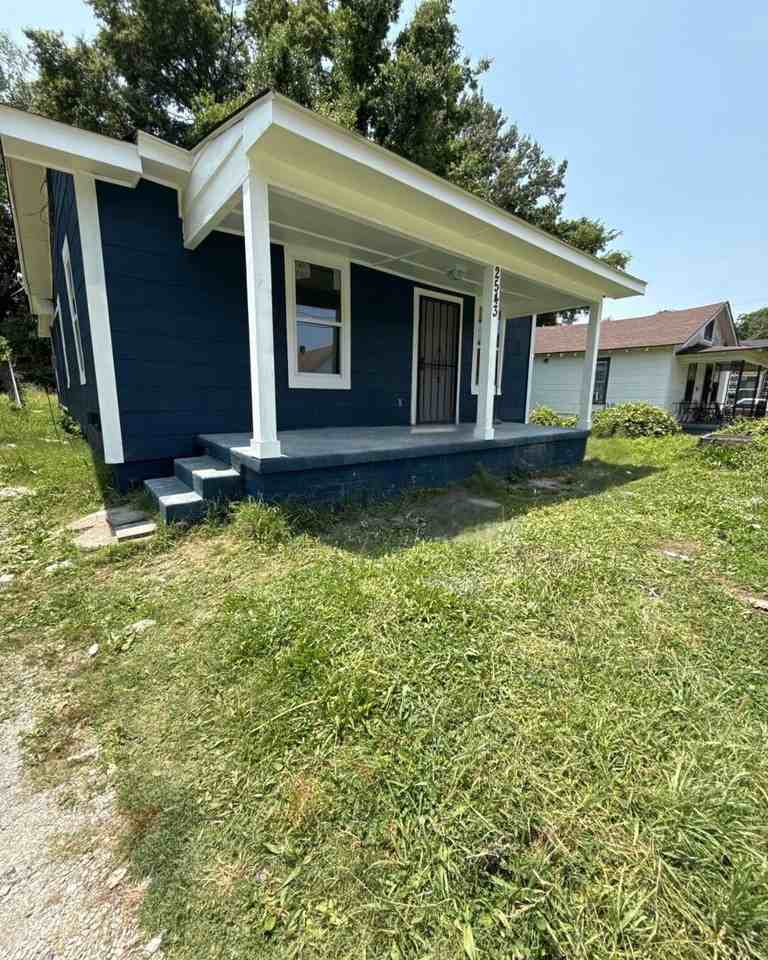 2543 Pershing Ave - Photo 5 of 9